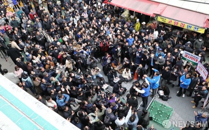 목동깨비시장에서 시민들 만나는 이재명 - 황희