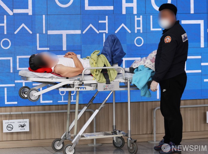전공의 집단사직 보름째 맞으며 병원로비에서 대기하는 응급환자