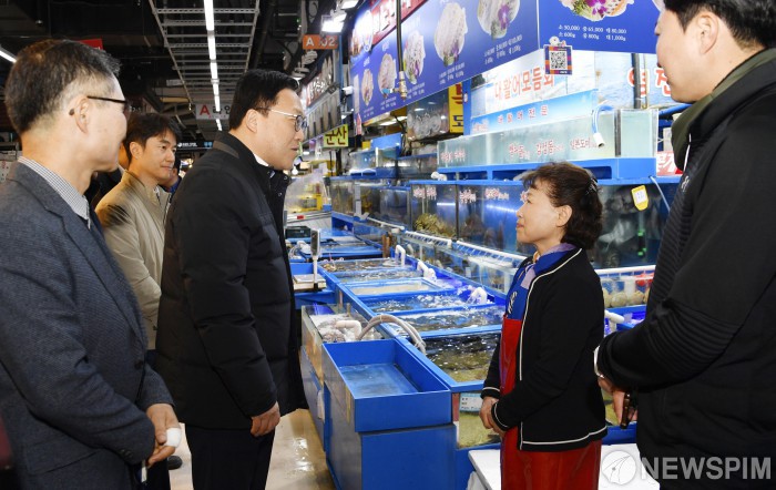 가락시장 방문, 상인 애로사항 청취하는 김병환 차관
