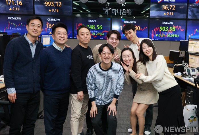 명동 딜링룸 추억 남기는 하나은행 딜러들