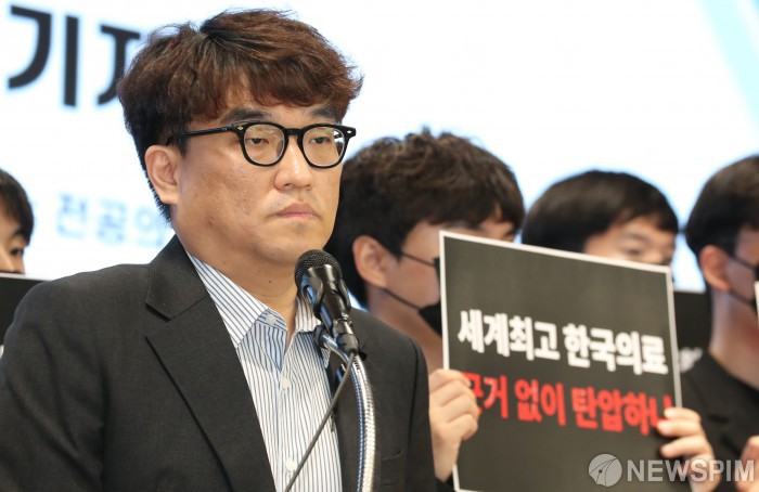 취재진 질문 받는 사직 전공의