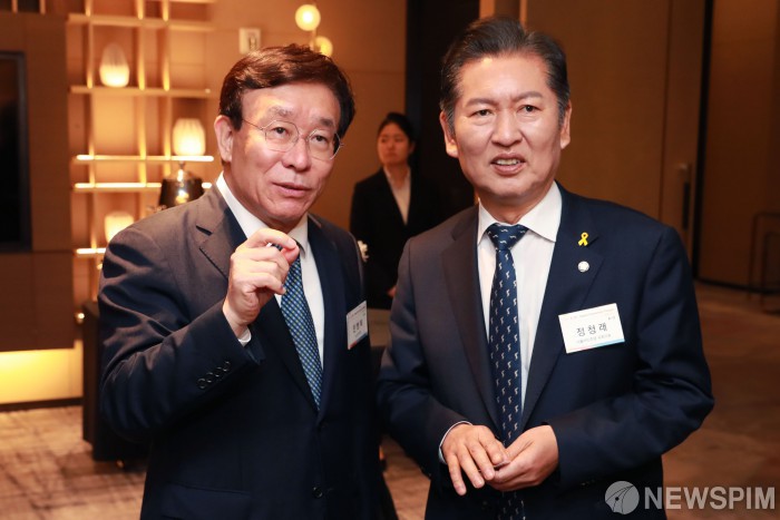 대화 나누는 민병복 뉴스핌 회장 - 정청래 의원