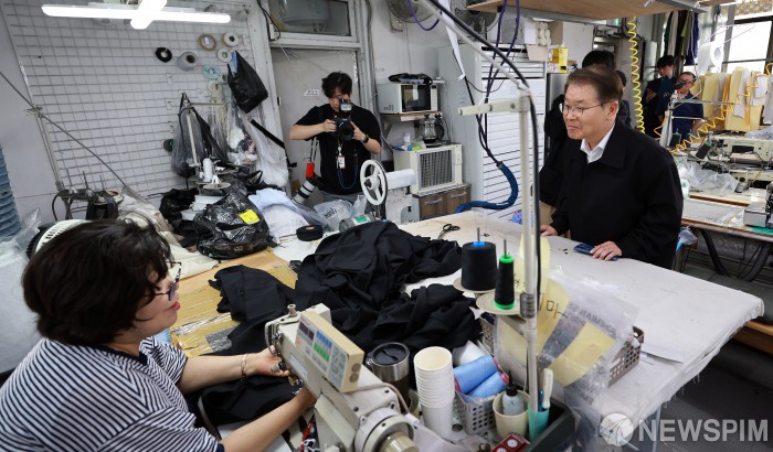 근로자의날, 봉제 사업장 방문한 이정식 장관