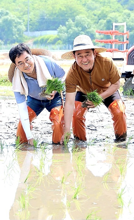 김동연 경기지사, 여주 모내기현장 찾아 청년농업인 격려