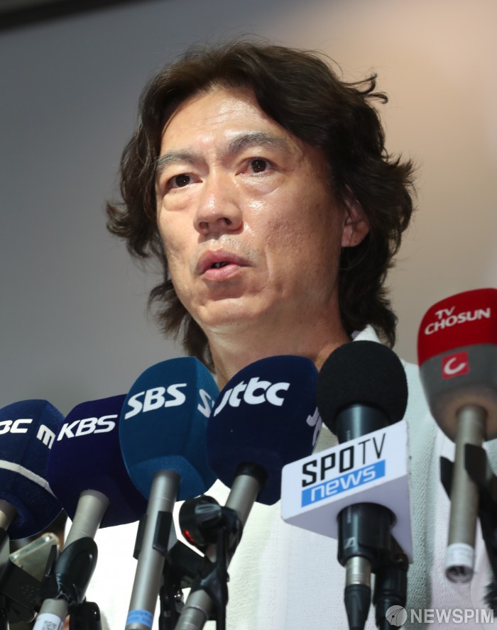 인터뷰하는 홍명보 감독