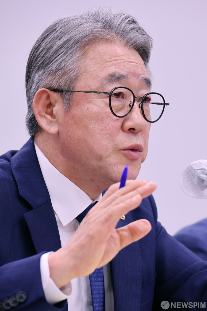 답하는 강호동 농업협동조합중앙회 회장