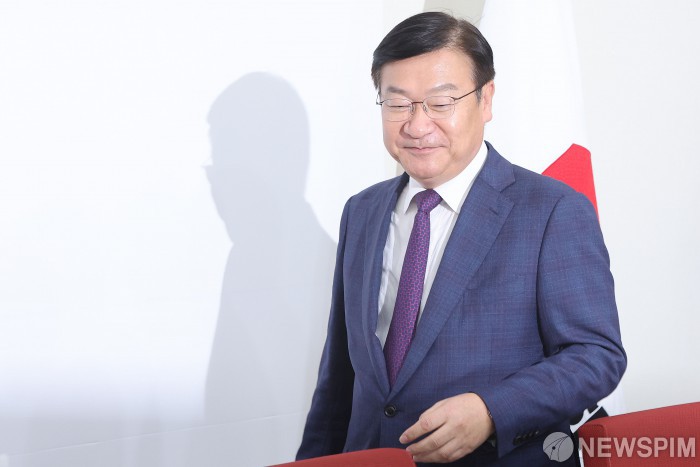 기자간담회 참석하는 정점식 정책위의장