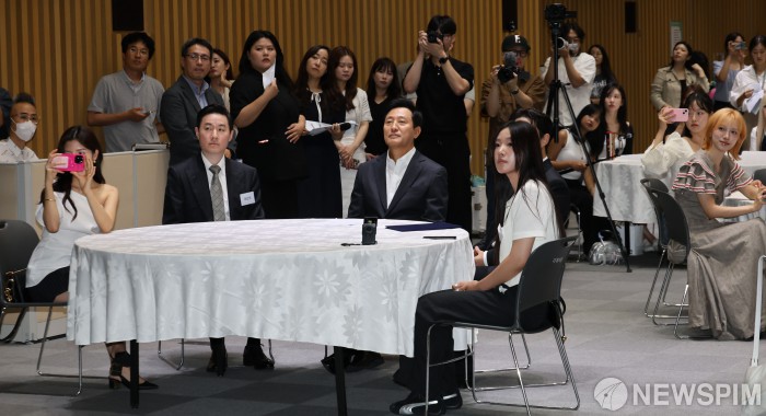 2024 서울뷰티위크 홍보단 발대식홍보 영상물 관람하는 오세훈 시장