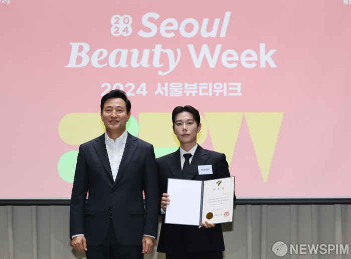 뷰티 인플루언서 레오제이에게 위촉장 수여후 기념촬영하는 오세훈 시장