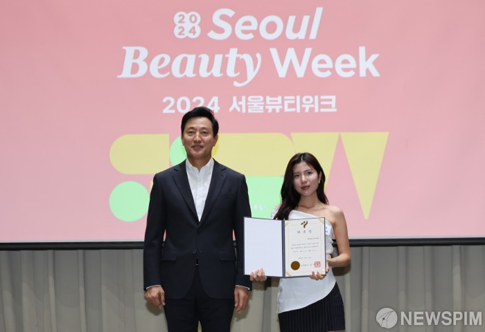 뷰티 인플루언서 Hanna Corena와 기념촬영하는 오세훈 서울시장
