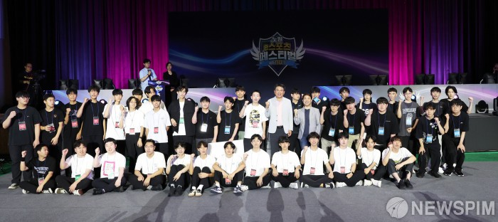 노원 e스포츠 페스티벌 참석자와 기념촬영하는 오승록 노원구청장