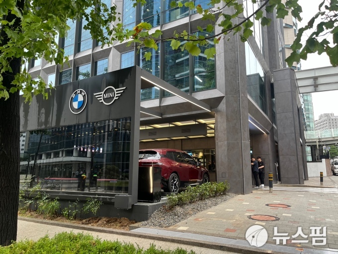 주유소의 놀라운 변신…BMW, LG·GS와 신개념 전기차 급속 충전소 오픈