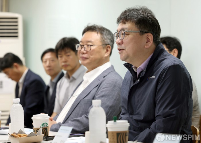 전기안전관리 현장 상황과 애로사항 청취하는 최남호 장관