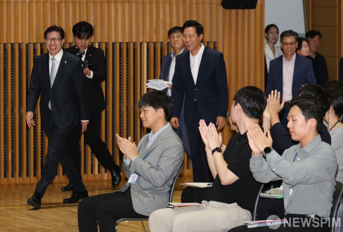 부산시장에게 박수 보내는 서울시청 공무원들