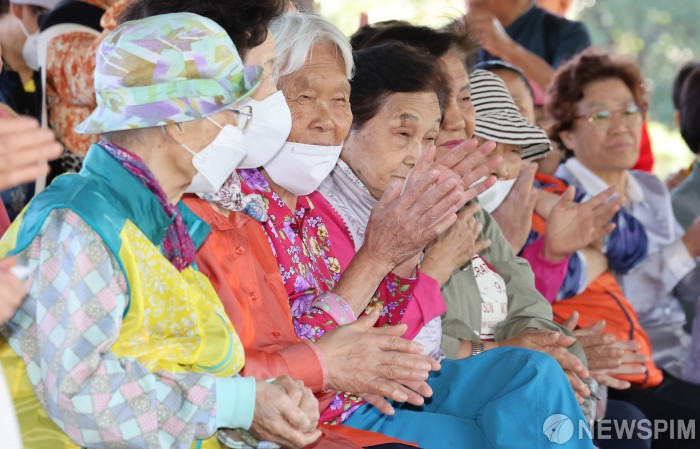 남산골 한옥마을 어르신들의 박수