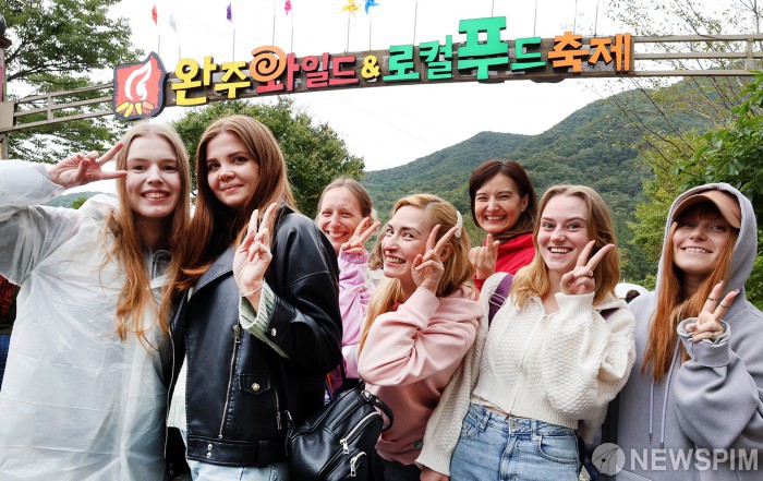 ‘제12회 완주 와일드 앤 로컬 푸드 축제’ 찾은 외국인들의 기념촬영