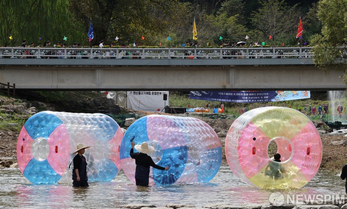 워터볼 체험 즐기는 ‘제12회 완주 와일드 앤 로컬 푸드 축제’