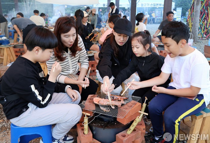 화덕구이 즐기는 가족들의 미소