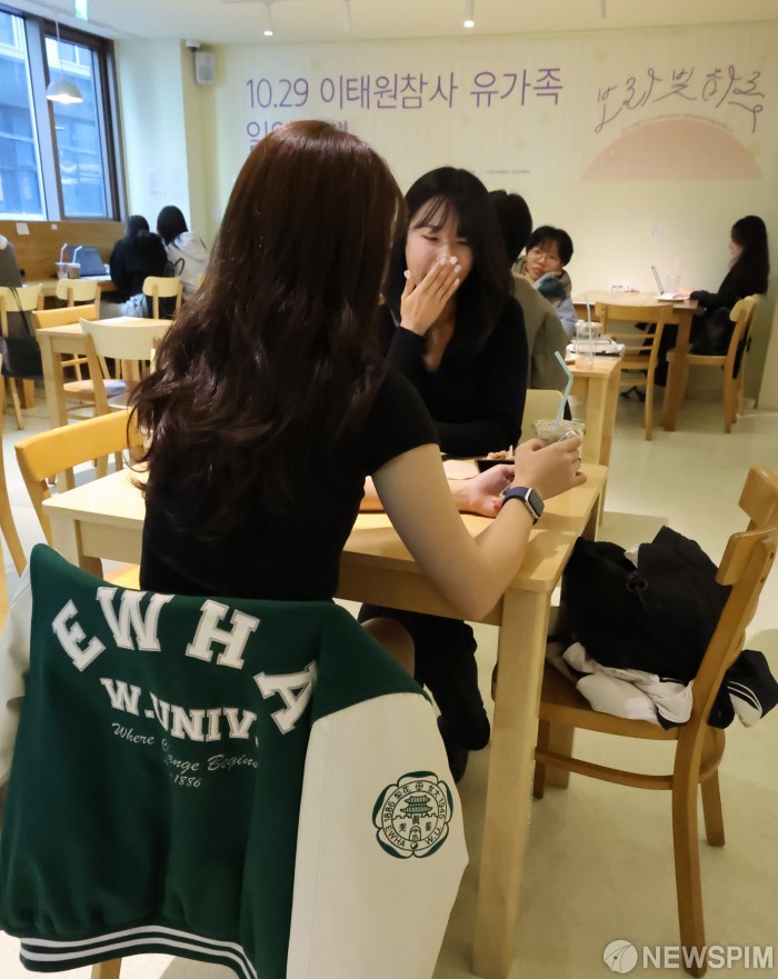 10·29 이태원 참사 유가족의 일일 카페 보랏빛 하루 찾은 학생들