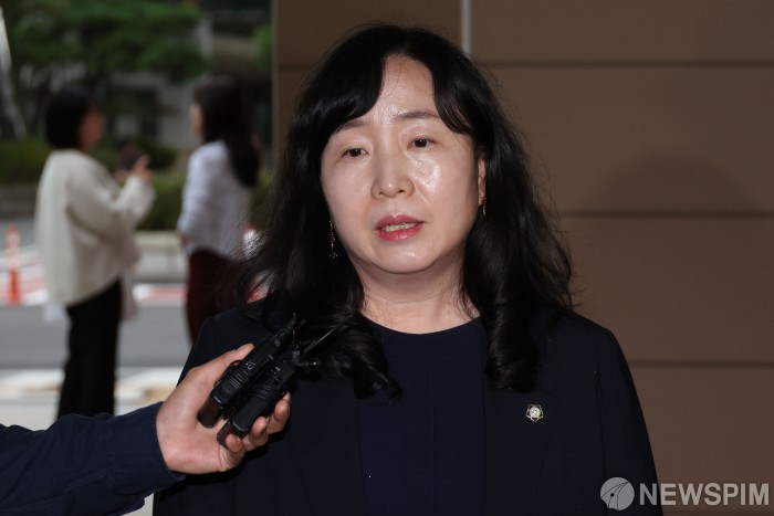취재진 질문에 답하는 김정선 변호사
