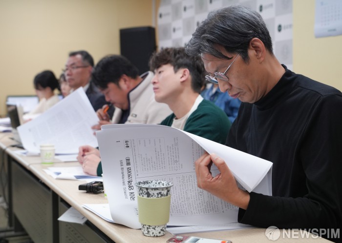 수능 국어영역 분석하는 종로학원 강사진들