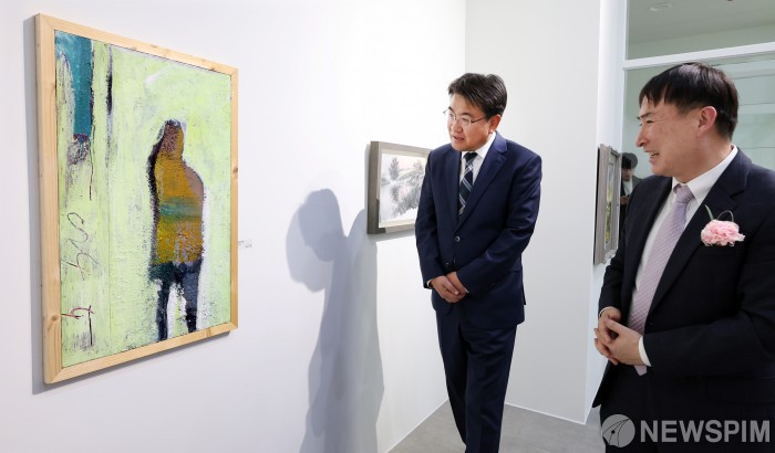 오승록 노원구청장이 감상하는 미술 작품은?