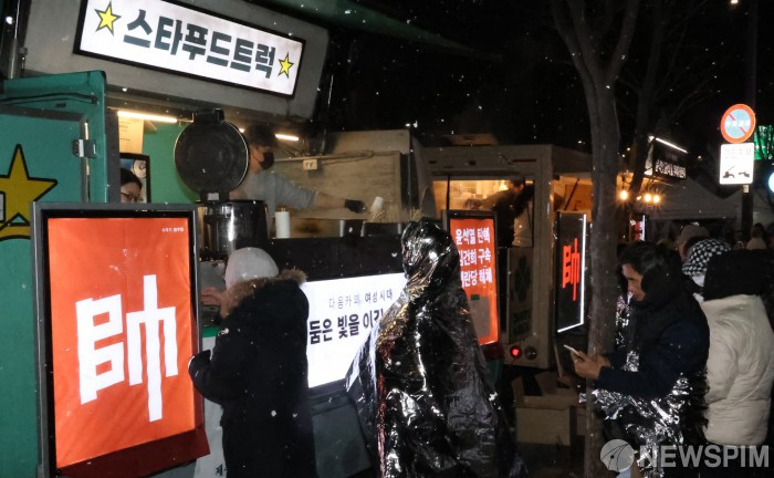 새벽 푸드트럭 이용하는 윤석열 체포 촉구 참가자들