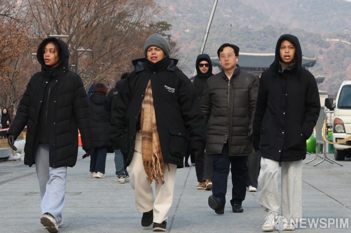 추위속 광화문광장 즐기는 관광객들