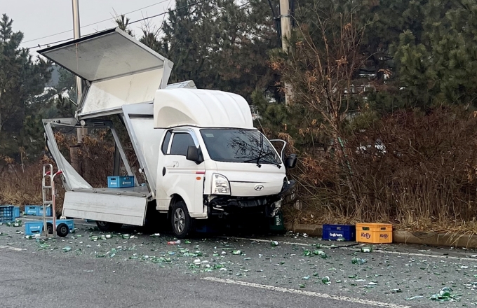 인천서 빙판길에 화물차가 가드레일 충돌…운전자 중상