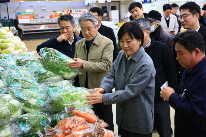 설 앞두고 하나로마트 찾은 송미령 장관…농산물 수급안정 노력 강조