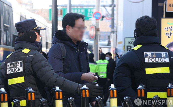 헌재 방향 출입 취재진 확인하는 경찰