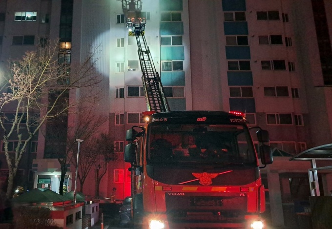 경북 경산 백천동 아파트서 화재...2명 부상