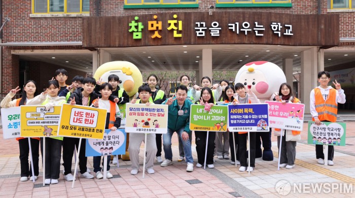 자운초등학교 학생들과 기념촬영하는 오언석 도봉구청장