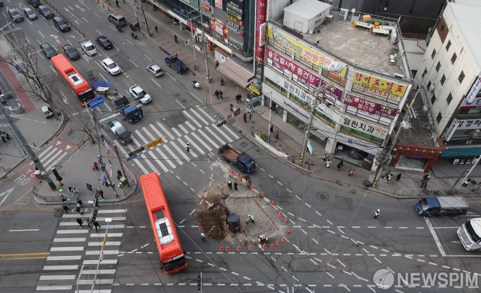 인천 검단사거리 싱크홀 전조증상 발생…상수도관 파열