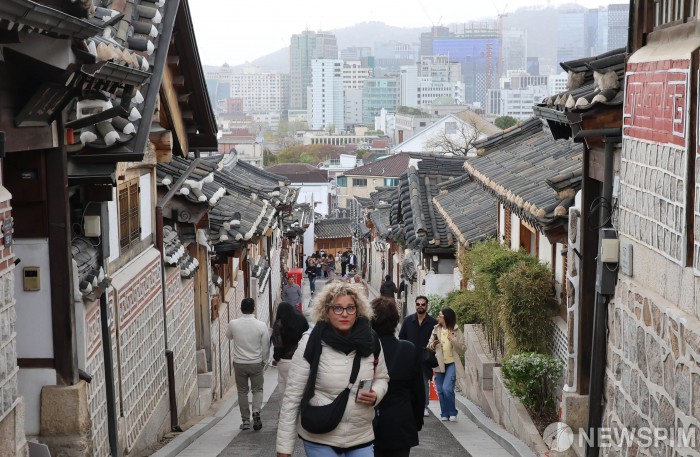 과거와 현재를 즐기는 북촌의 관광객들