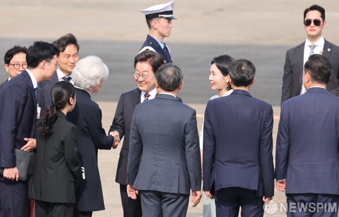 이 대통령, G7 참석차 출국