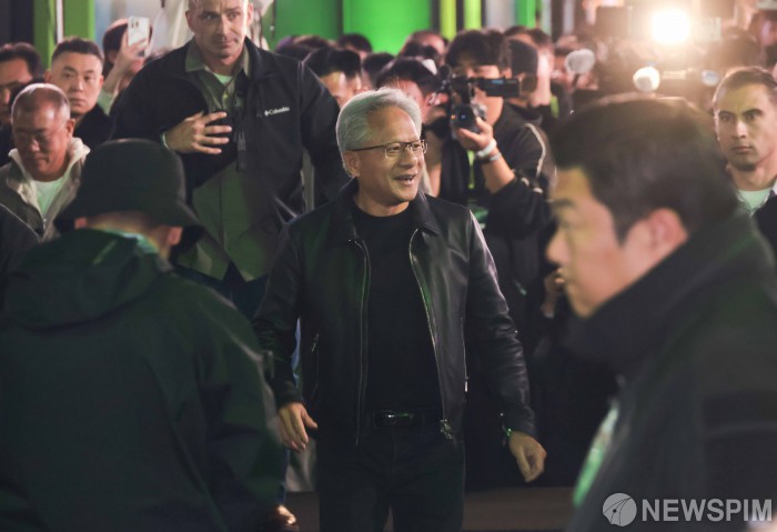 부스 둘러보는 젠슨황