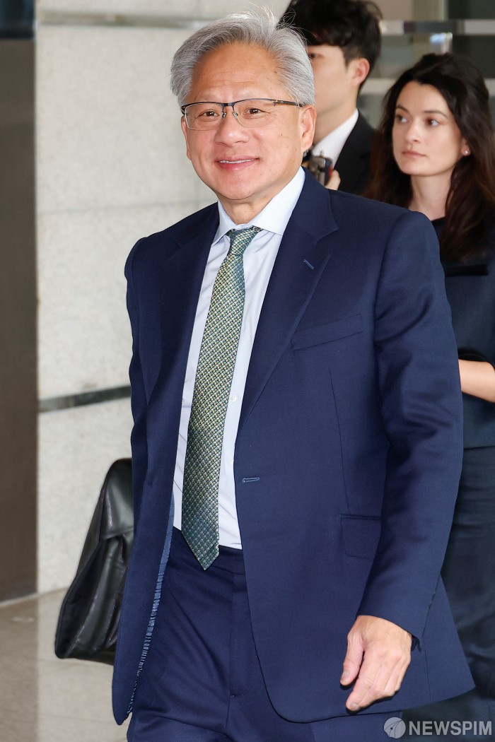 포항경주공항 도착한 젠슨 황