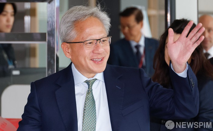 포항경주공항 도착한 젠슨 황 엔비디아 CEO