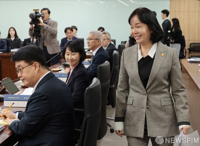 개인정보보호위원회 전체회의 참석하는 송경희 위원장