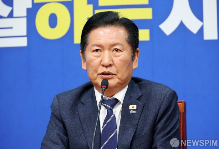 기자간담회 갖는 정청래 더불어민주당 대표