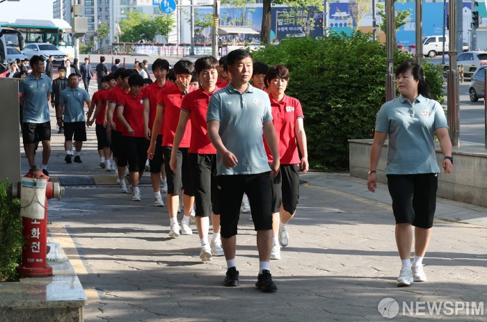 숙소 돌아오는 '내고향여자축구단'