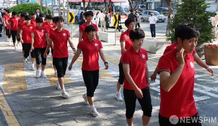 운동 마치고 돌아오는 '내고향여자축구단'