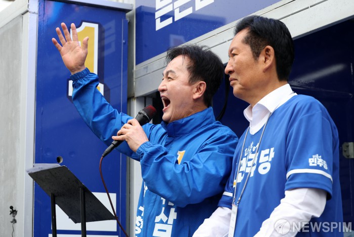 지지 호소하는 류삼영 민주당 동작구청장 후보