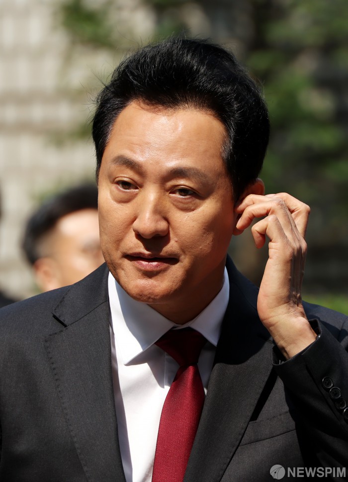 공판 들어서는 오세훈 서울시장