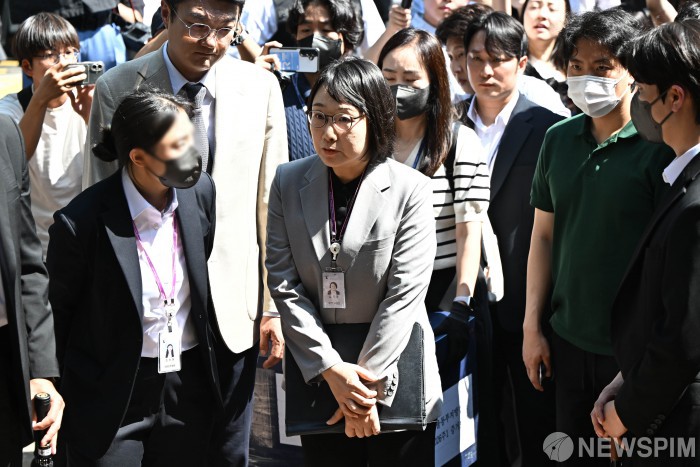 잠실7동 투표소 증거 보전위해 들어서는 김지연 부장판사