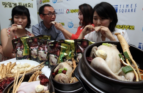 직장인들 초복 점심 삼계탕으로…