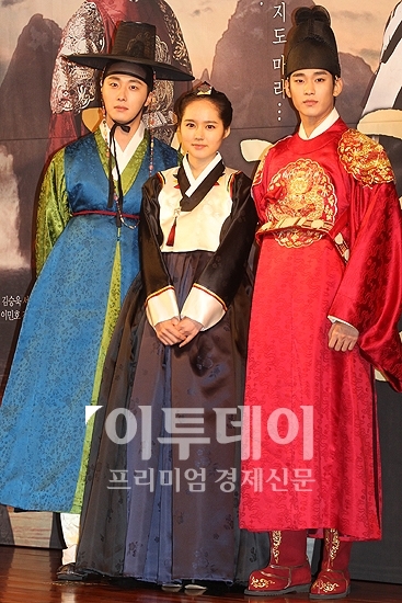 [포토]해를 품은 달, 연하남 사이에 행복한 한가인