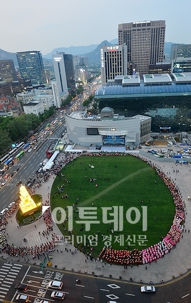 [포토]서울광장 밝히는 화엄사 사사자 삼층석탑 의 불빛