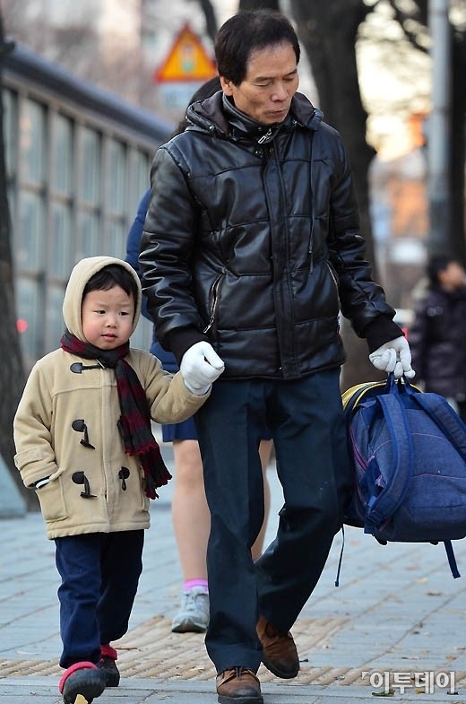 [포토]할아버지 손 잡고